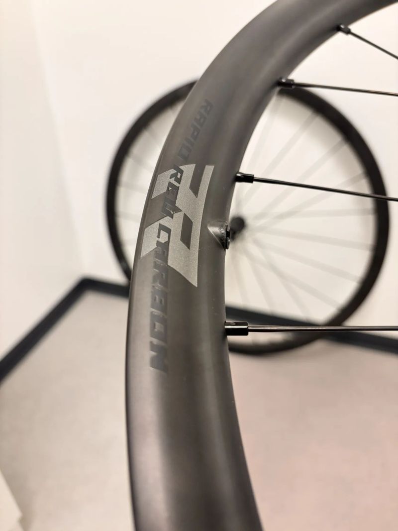 PRODÁM zapletená kola Fulcrum Rapid RED Carbon