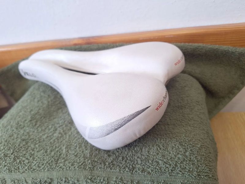 Pohodlné sportovní pánské sedlo VELO wide.
