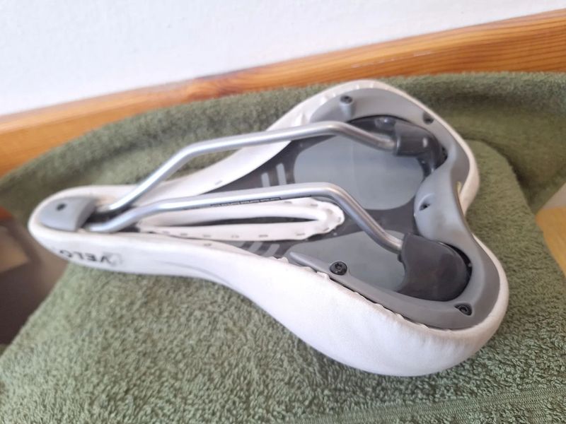 Pohodlné sportovní pánské sedlo VELO wide.