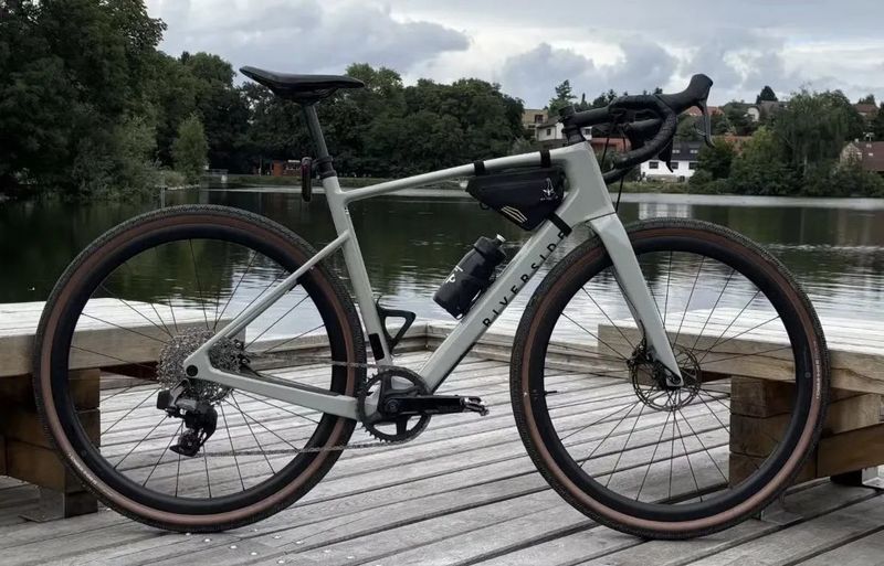 Van Rysel / Riverside GCR – karbonový gravel / endurance road, SRAM Rival AXS + powermeter, Zipp 303