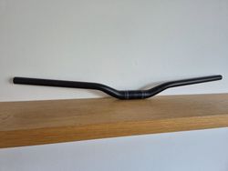 Ritchey Comp Rizer – šířka 740 mm, rise 35 mm, průměr 31,8 mm, hmotnost 385 g