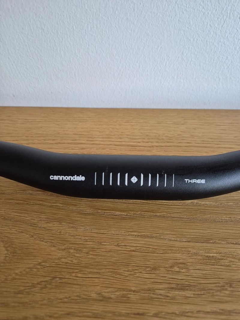 Cannondale 3 Riser Alloy – šířka 780 mm, rise 15 mm, 8° backsweep, 4° upsweep