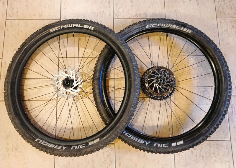 Pár kol 29" s boost náboji na pevnou osu