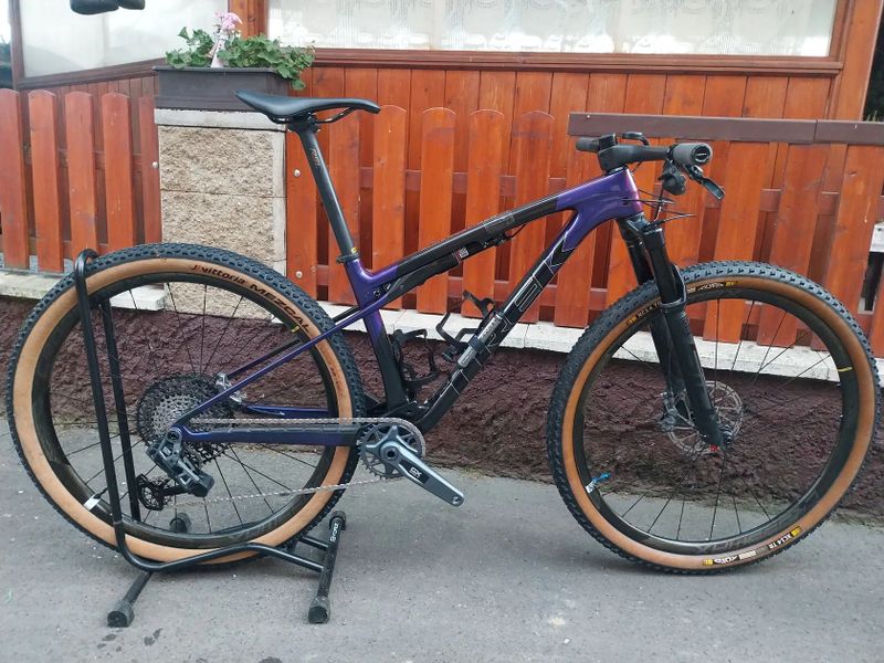 Trek Supercaliber 9.7 AXS GX T-type , karbonová kola Mavic Crossmax elite , model 2025, v záruce 