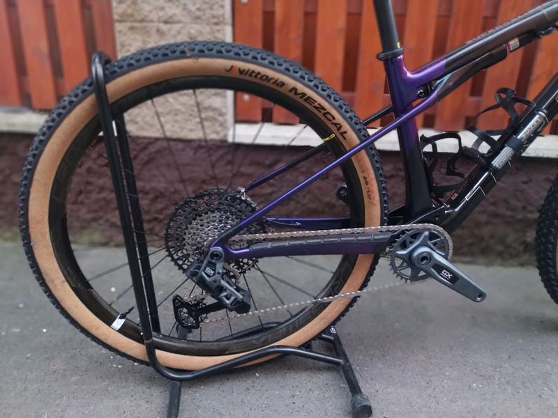 Trek Supercaliber 9.7 AXS GX T-type , karbonová kola Mavic Crossmax elite , model 2025, v záruce 