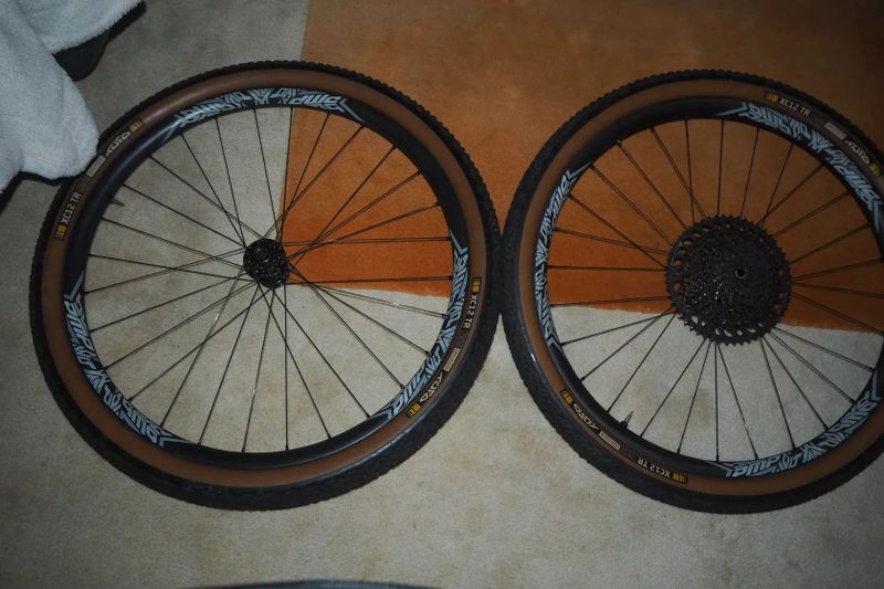 PMP karbonova kola 29 , 13 800,- Kč ořech SRAM XD, pláště TUFO 12 zánovní