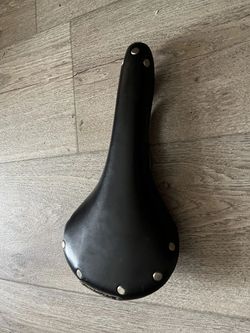 sedlo Brooks (typ nevím) s titanovými ližinami, váha 365g