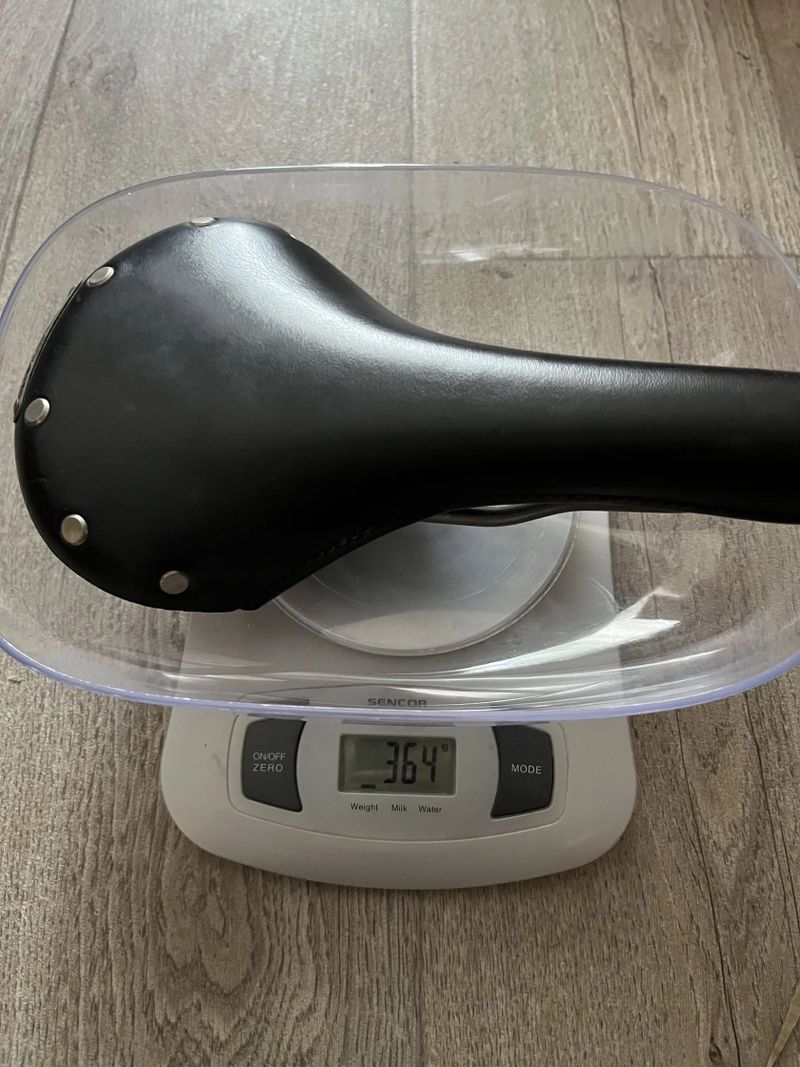 sedlo Brooks (typ nevím) s titanovými ližinami, váha 365g