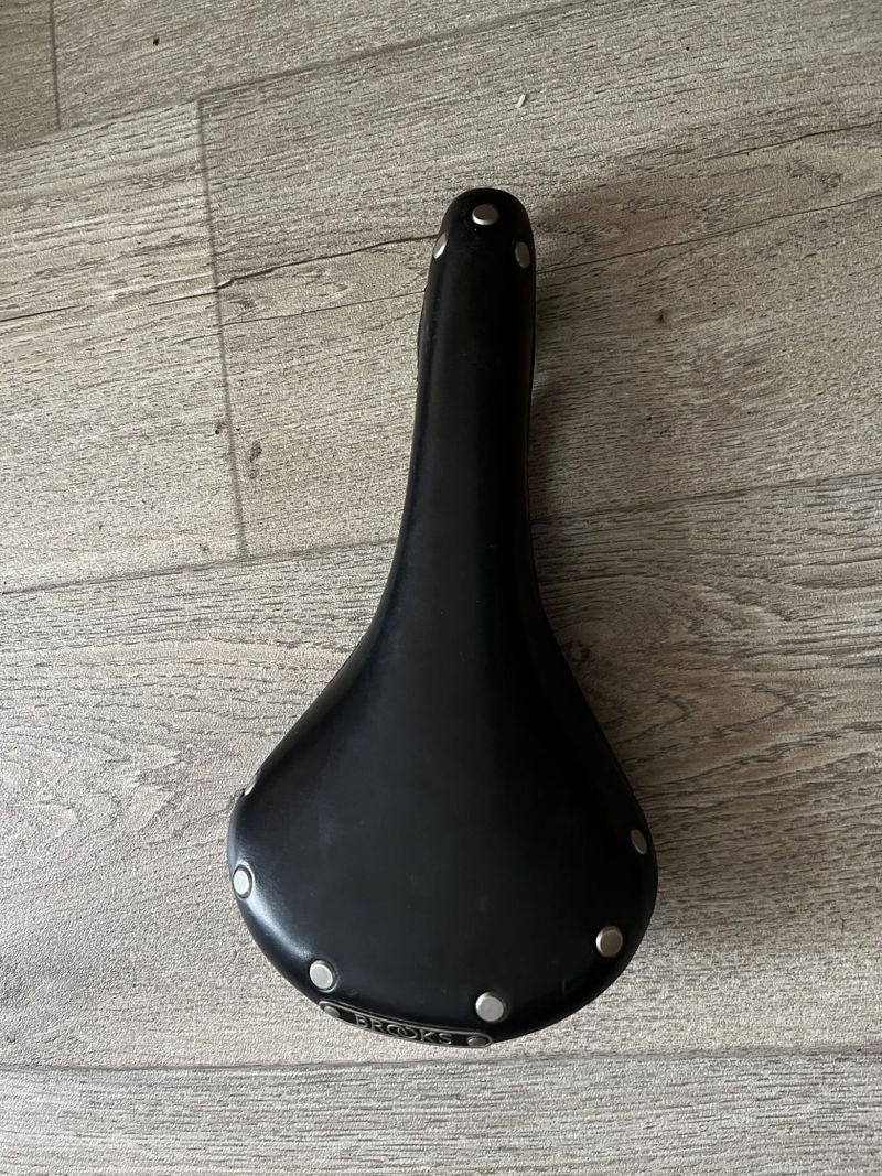 sedlo Brooks (typ nevím) s titanovými ližinami, váha 365g