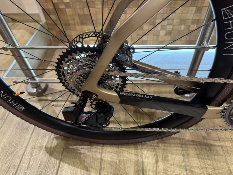 TOP gravel Pinarello Grevil - SRAM RED XPLR AXS 1 x 12 - 8,4 kg