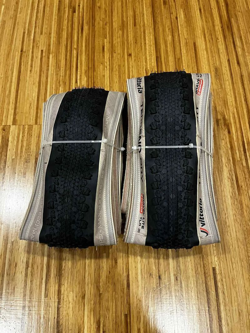 Gravel pláště Vittoria Terreno Dry TLR - 47mm 2kusy 