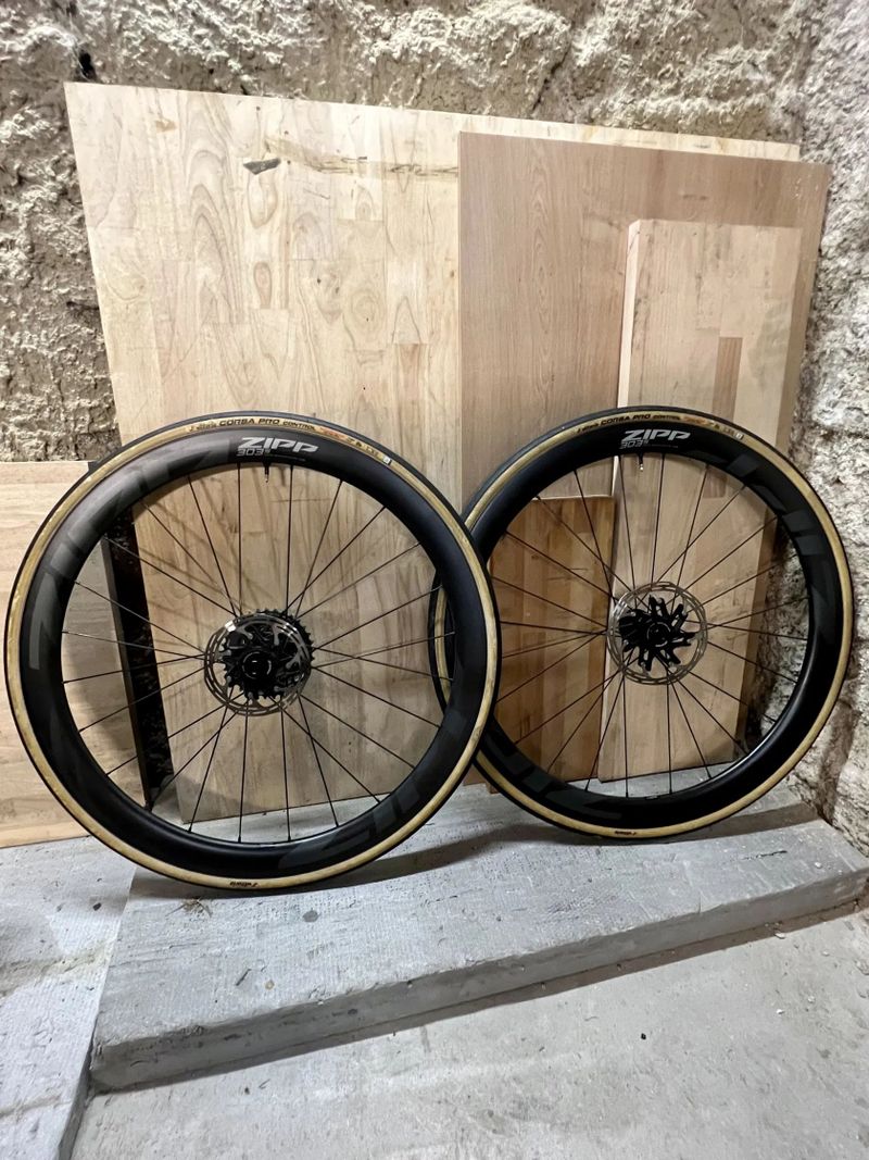 Kompletní Zapletená kola ZIPP 303s 2025