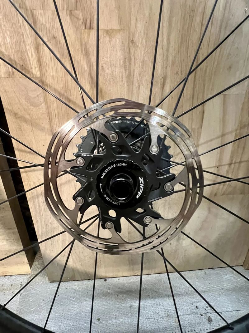 Kompletní Zapletená kola ZIPP 303s 2025