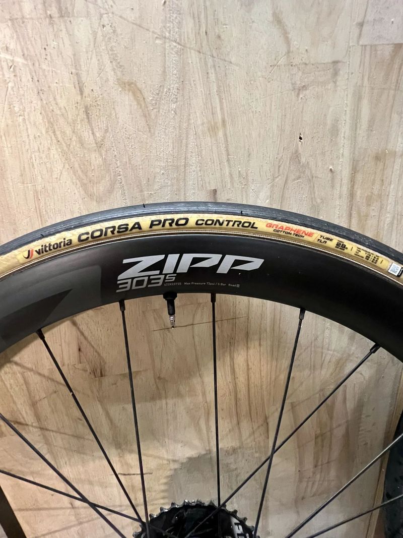 Kompletní Zapletená kola ZIPP 303s 2025