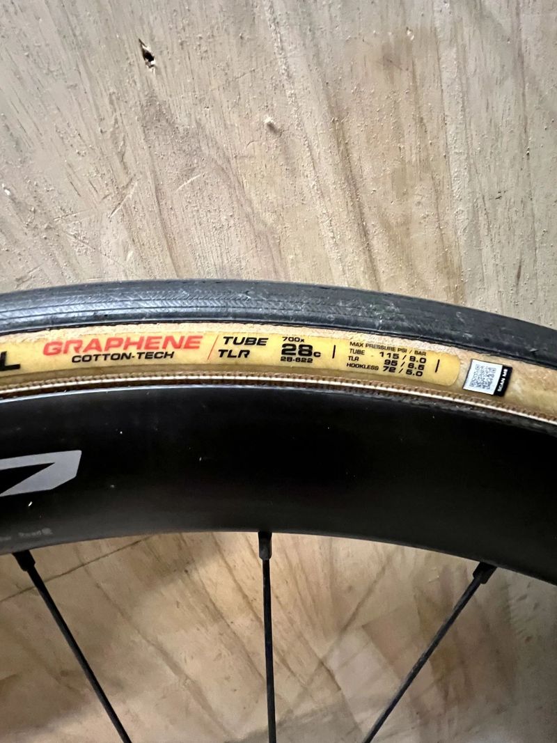 Kompletní Zapletená kola ZIPP 303s 2025