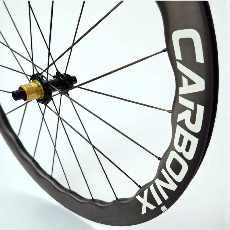 Lehká silniční karbonová kola Carbonix Undulating s karbonovými dráty (1295g) a keramickými ložisky!