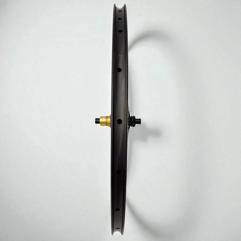 Lehká silniční karbonová kola Carbonix Undulating s karbonovými dráty (1295g) a keramickými ložisky!