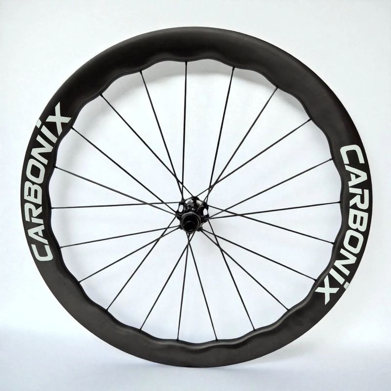 Lehká silniční karbonová kola Carbonix Undulating s karbonovými dráty (1295g) a keramickými ložisky!