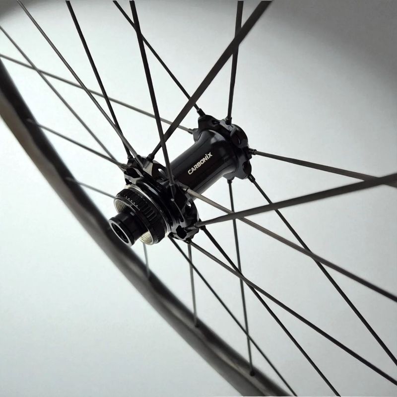 Lehká silniční karbonová kola Carbonix Undulating s karbonovými dráty (1295g) a keramickými ložisky!