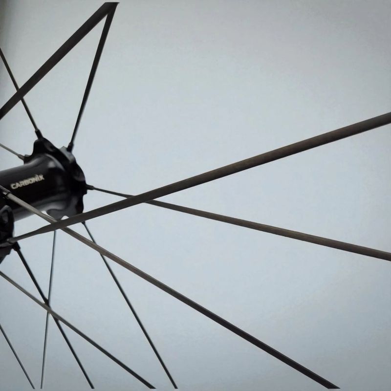 Lehká silniční karbonová kola Carbonix Undulating s karbonovými dráty (1295g) a keramickými ložisky!