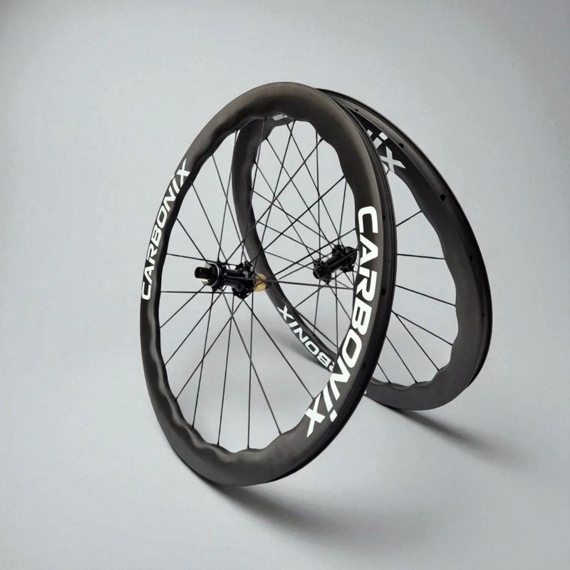 Lehká silniční karbonová kola Carbonix Undulating s karbonovými dráty (1295g) a keramickými ložisky!