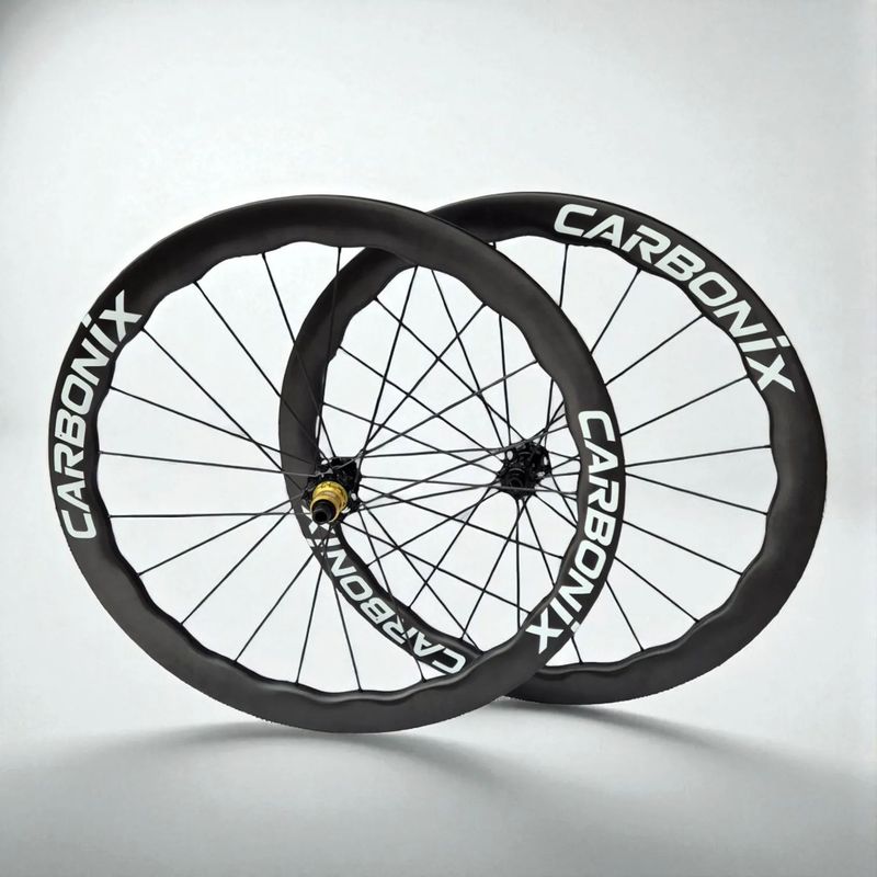 Lehká silniční karbonová kola Carbonix Undulating s karbonovými dráty (1295g) a keramickými ložisky!