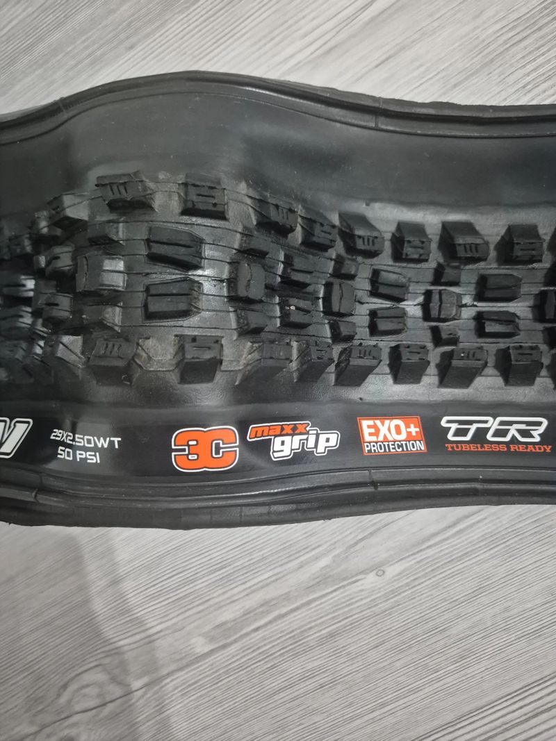 MAXXIS - Minion DHR II, Assegai 1+1 Zdarma
