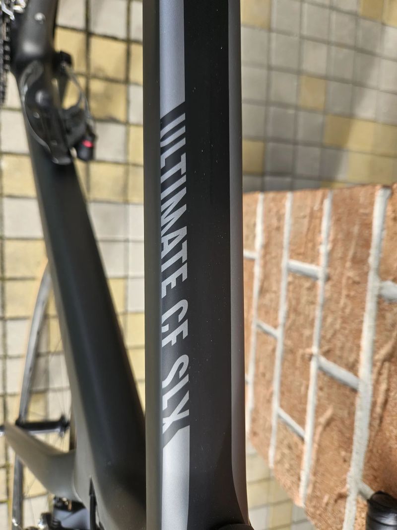 Canyon Ultimate CF SLX top model