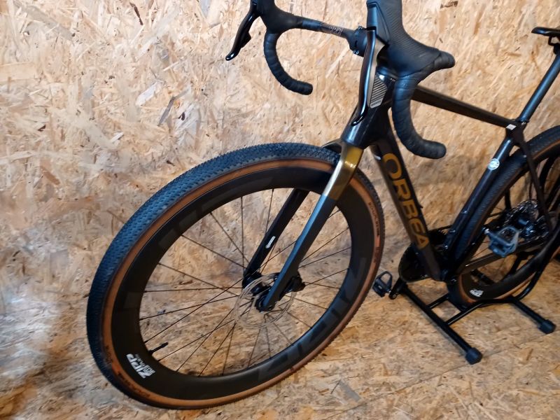 ORBEA TERRA M31e Team 1x cosmic CARBON viev/Metallica Olive green, velikost rámu M. 