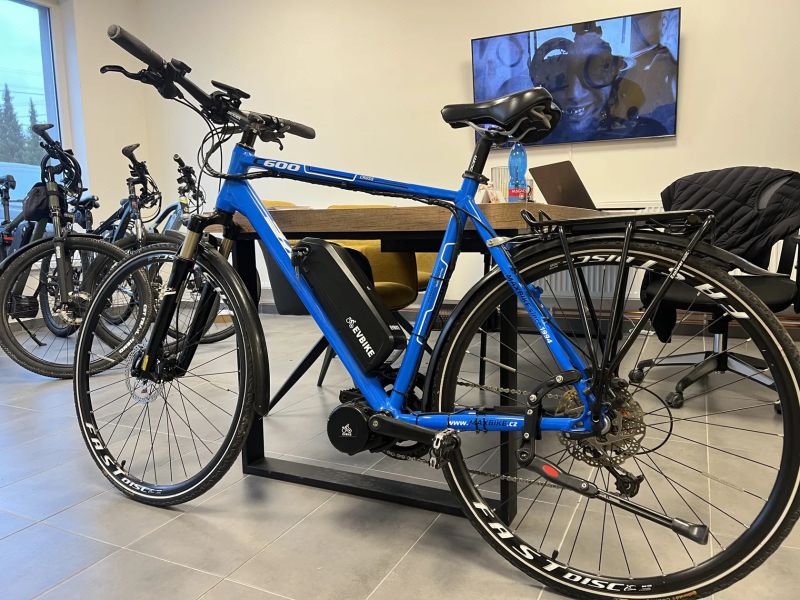 🚴‍♂ TREKINGOVÉ SUPER KOLO 💥 Obří výkon 750W 100N.M, dojezd AŽ 150KM, rychlost AŽ 50KM/H. TOP STAV!