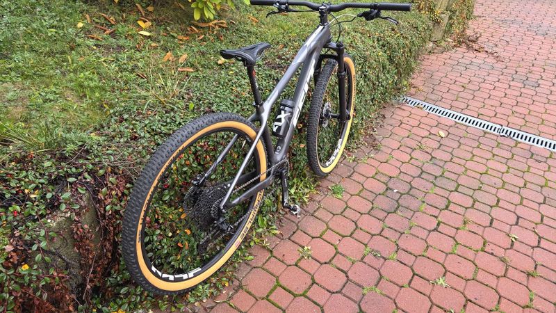 Juniorské karbonové kolo Felt 29", velikost S