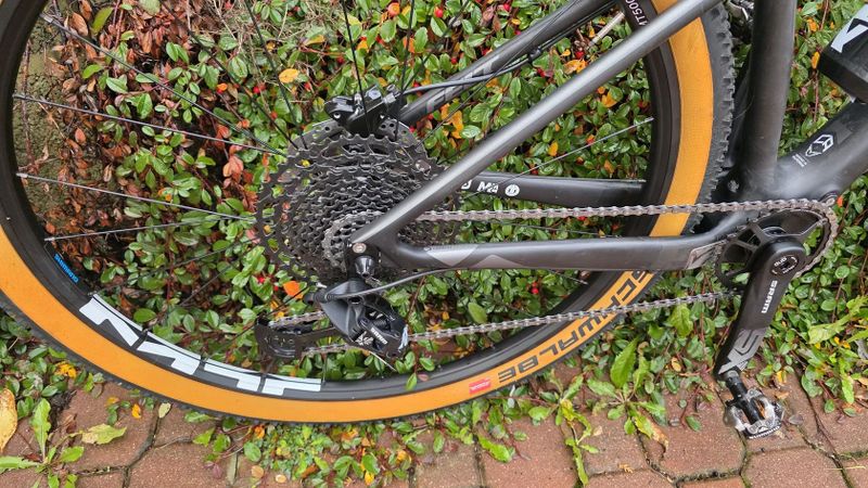 Juniorské karbonové kolo Felt 29", velikost S