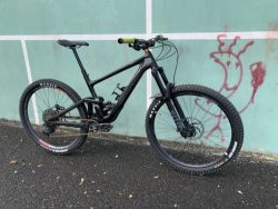SPECIALIZED ENDURO s karbonovým vahadlem S-Works (+ náhradní vahadlo z hliníku a původní ložiska)