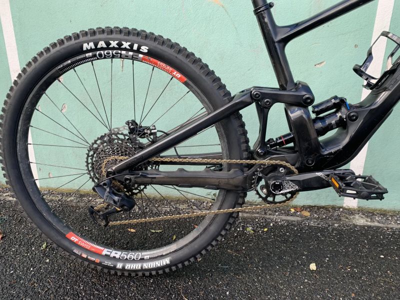 SPECIALIZED ENDURO s karbonovým vahadlem S-Works (+ náhradní vahadlo z hliníku a původní ložiska)