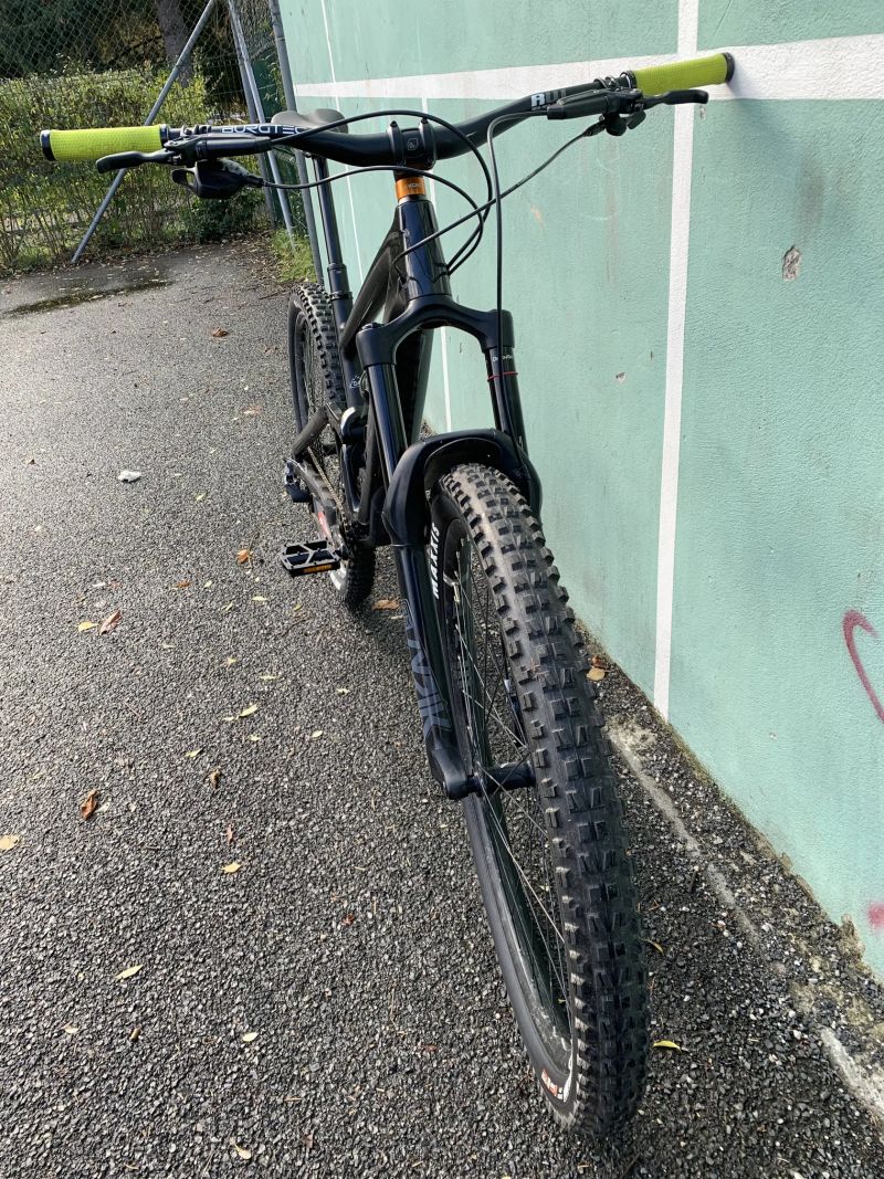 SPECIALIZED ENDURO s karbonovým vahadlem S-Works (+ náhradní vahadlo z hliníku a původní ložiska)
