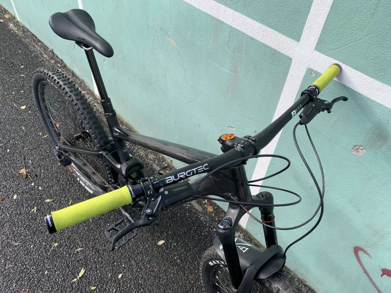 SPECIALIZED ENDURO s karbonovým vahadlem S-Works (+ náhradní vahadlo z hliníku a původní ložiska)