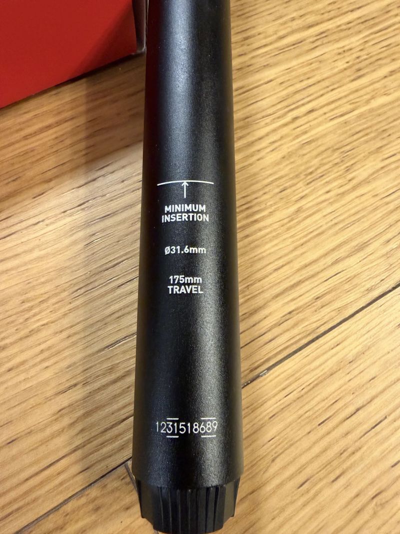 Sedlovka Rock Shox Reverb AXS nový model s ovladačem