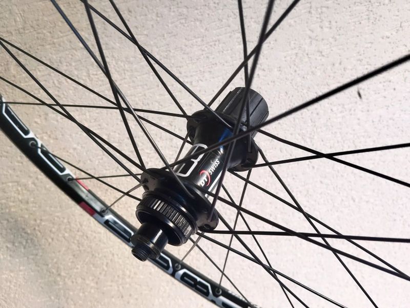 DT Swiss X1800 - téměř nové 