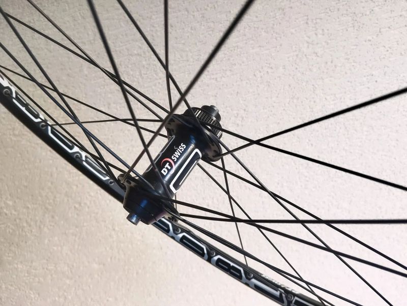 DT Swiss X1800 - téměř nové 
