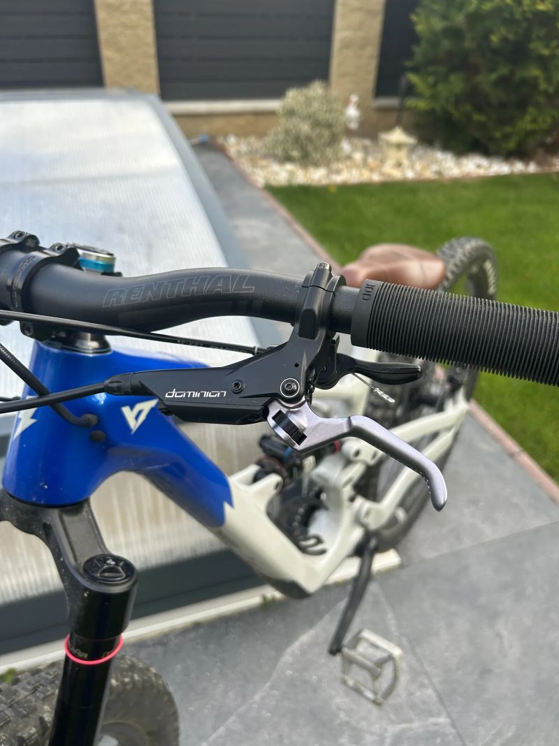 BRZDY HAYES DOMINION A4