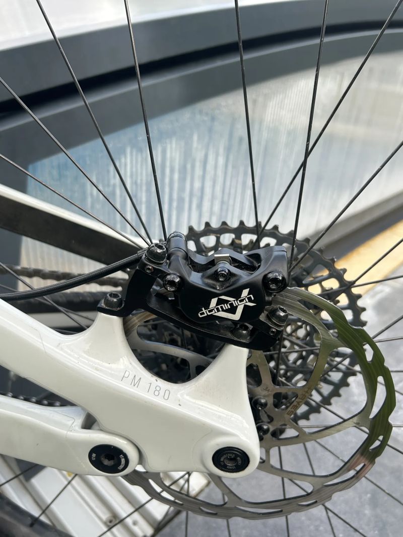 BRZDY HAYES DOMINION A4