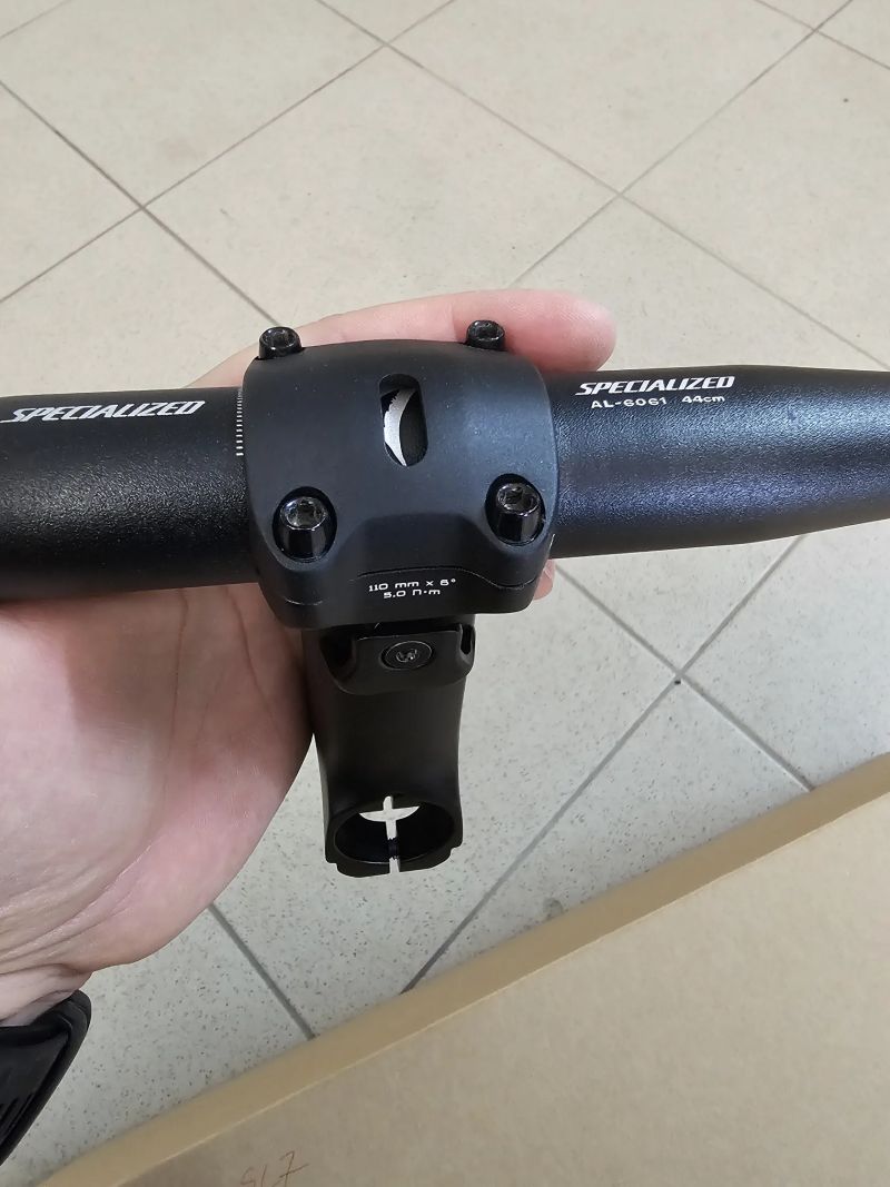 Specialized řidítka 44cm + představec 110mm