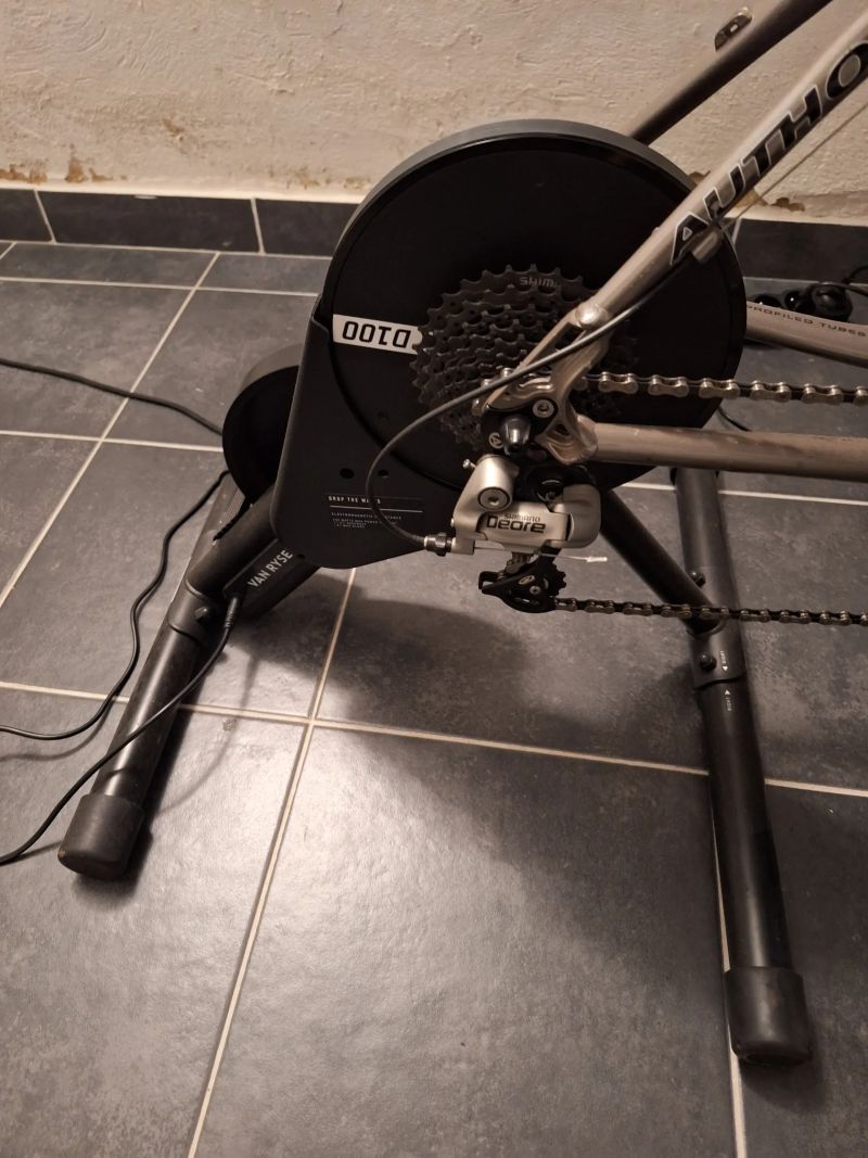 Chytrý trenažér Van Rysel D100