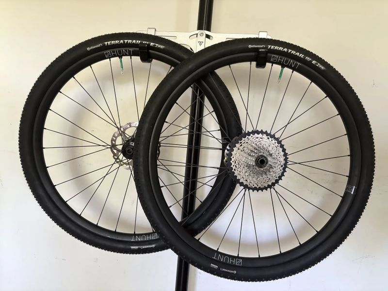 Zapletená kola HUNT Adventure Carbon ořech Shimano