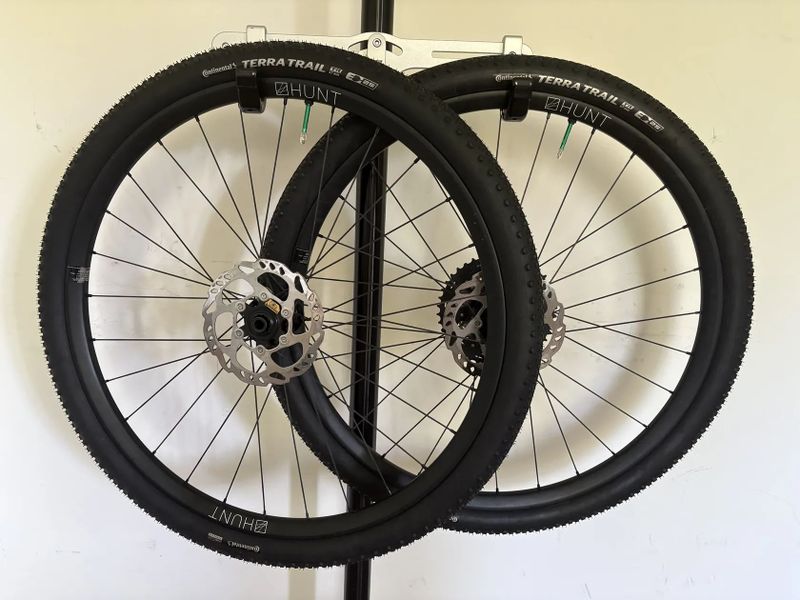 Zapletená kola HUNT Adventure Carbon ořech Shimano