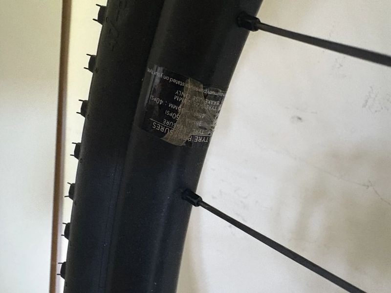 Zapletená kola HUNT Adventure Carbon ořech Shimano