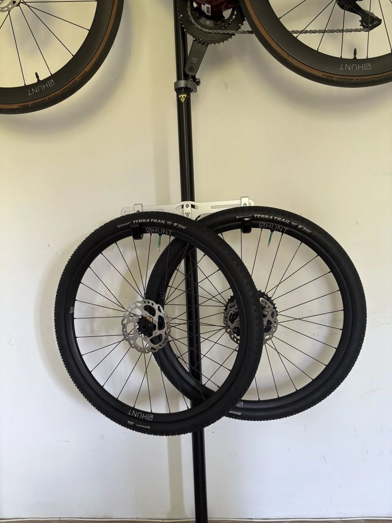 Zapletená kola HUNT Adventure Carbon ořech Shimano