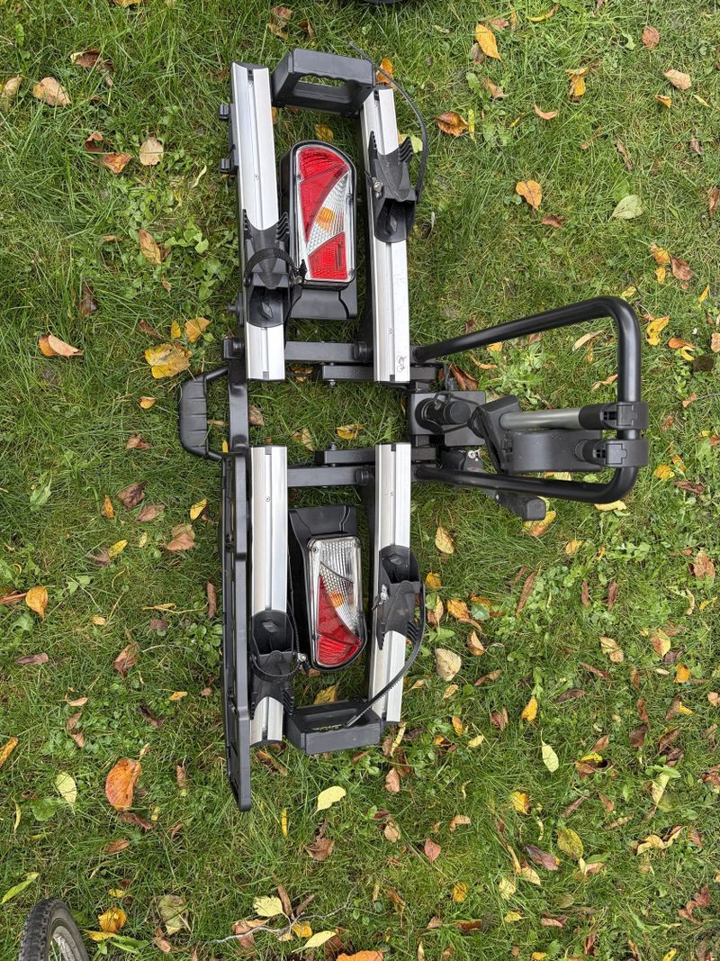 Nosič na dvě jízdní kola na tažné zařízení 