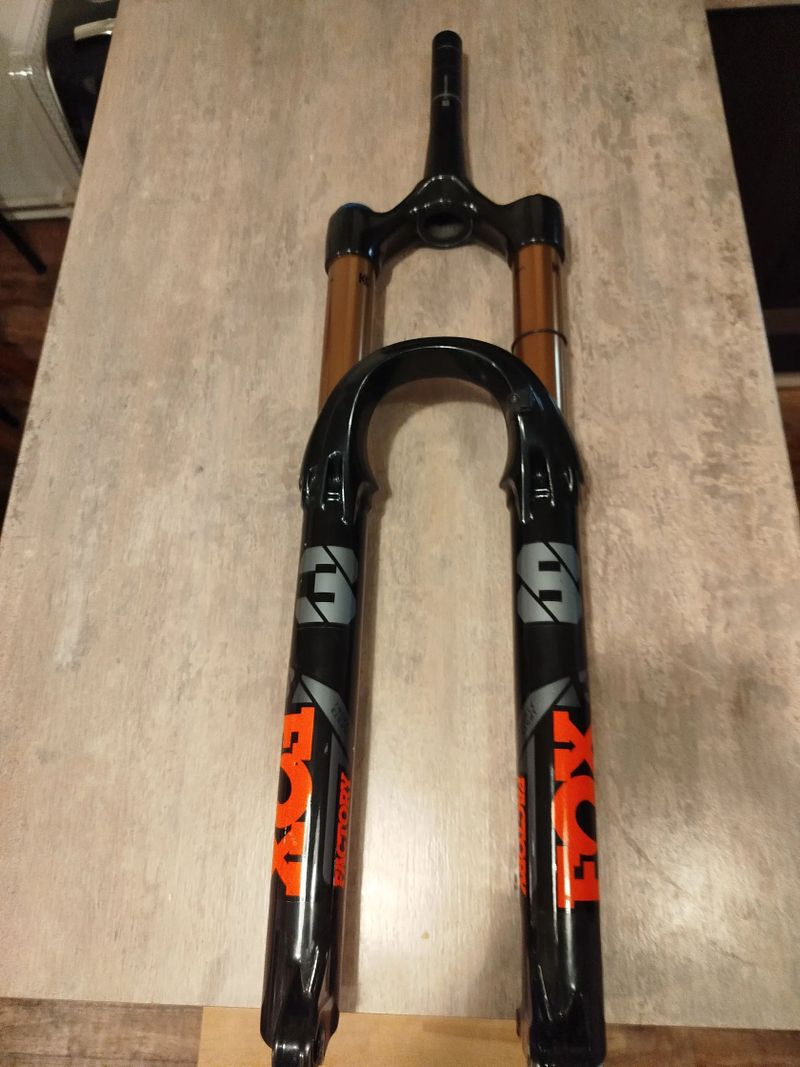 Vidlice Fox Factory 38 180mm - poškozený závit 