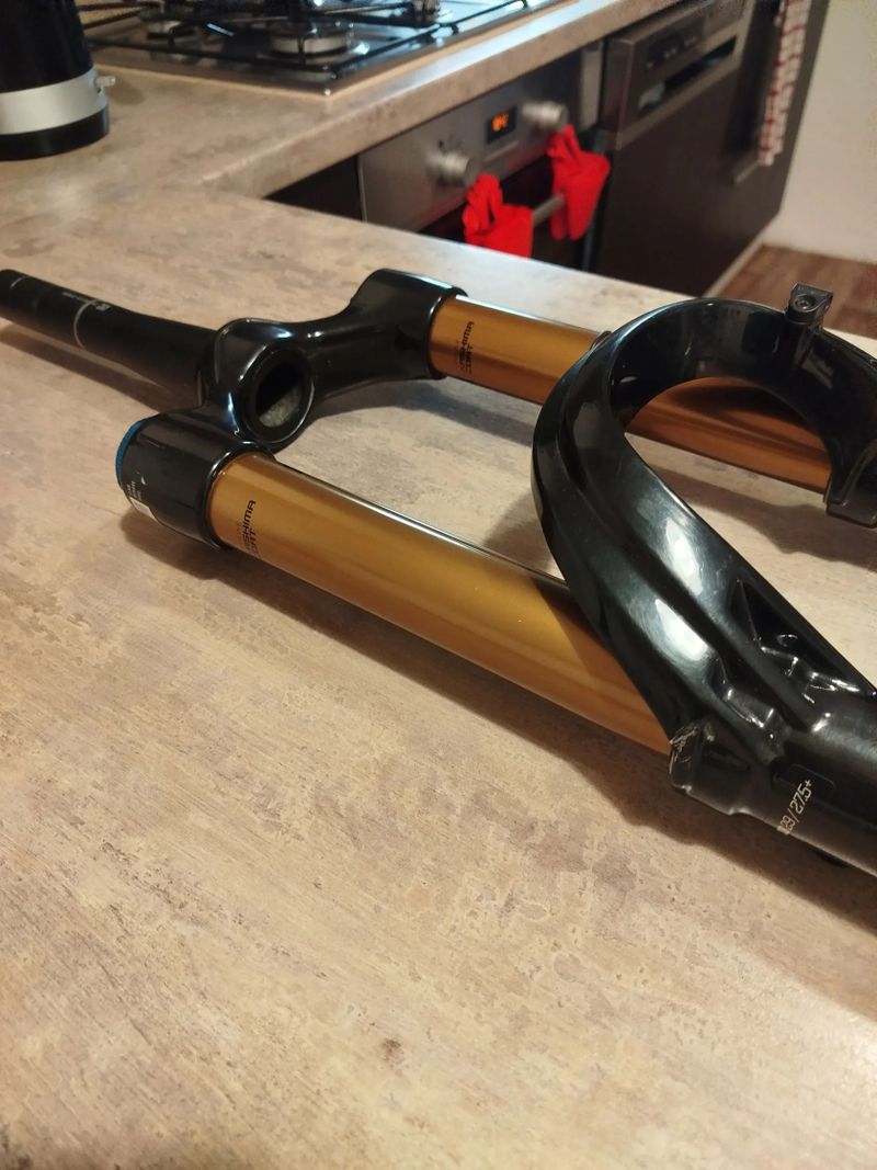 Vidlice Fox Factory 38 180mm - poškozený závit 